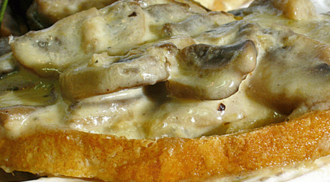 Crostoni di funghi alla besciamella